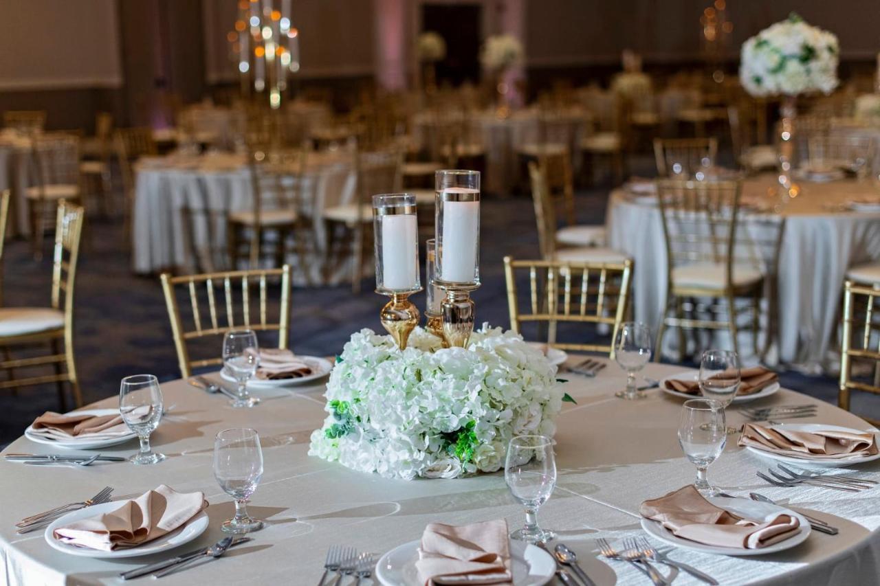 Clarion Hotel & Convention Center Джолиет Екстериор снимка