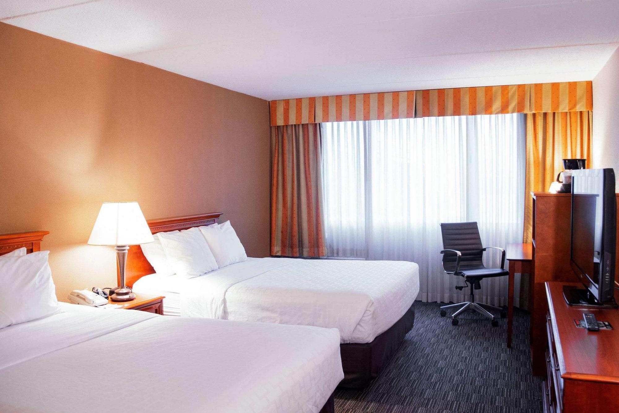 Clarion Hotel & Convention Center Джолиет Екстериор снимка