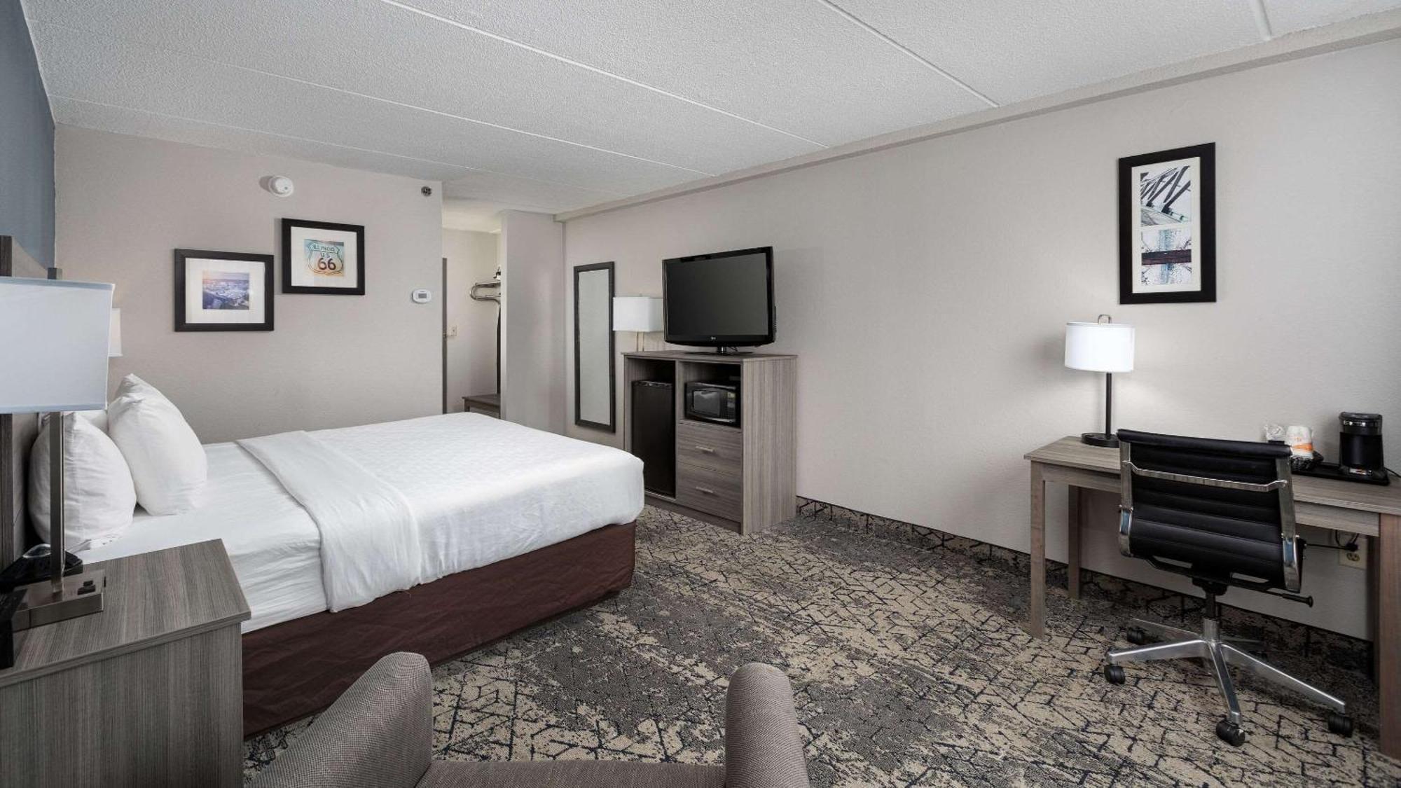 Clarion Hotel & Convention Center Джолиет Екстериор снимка