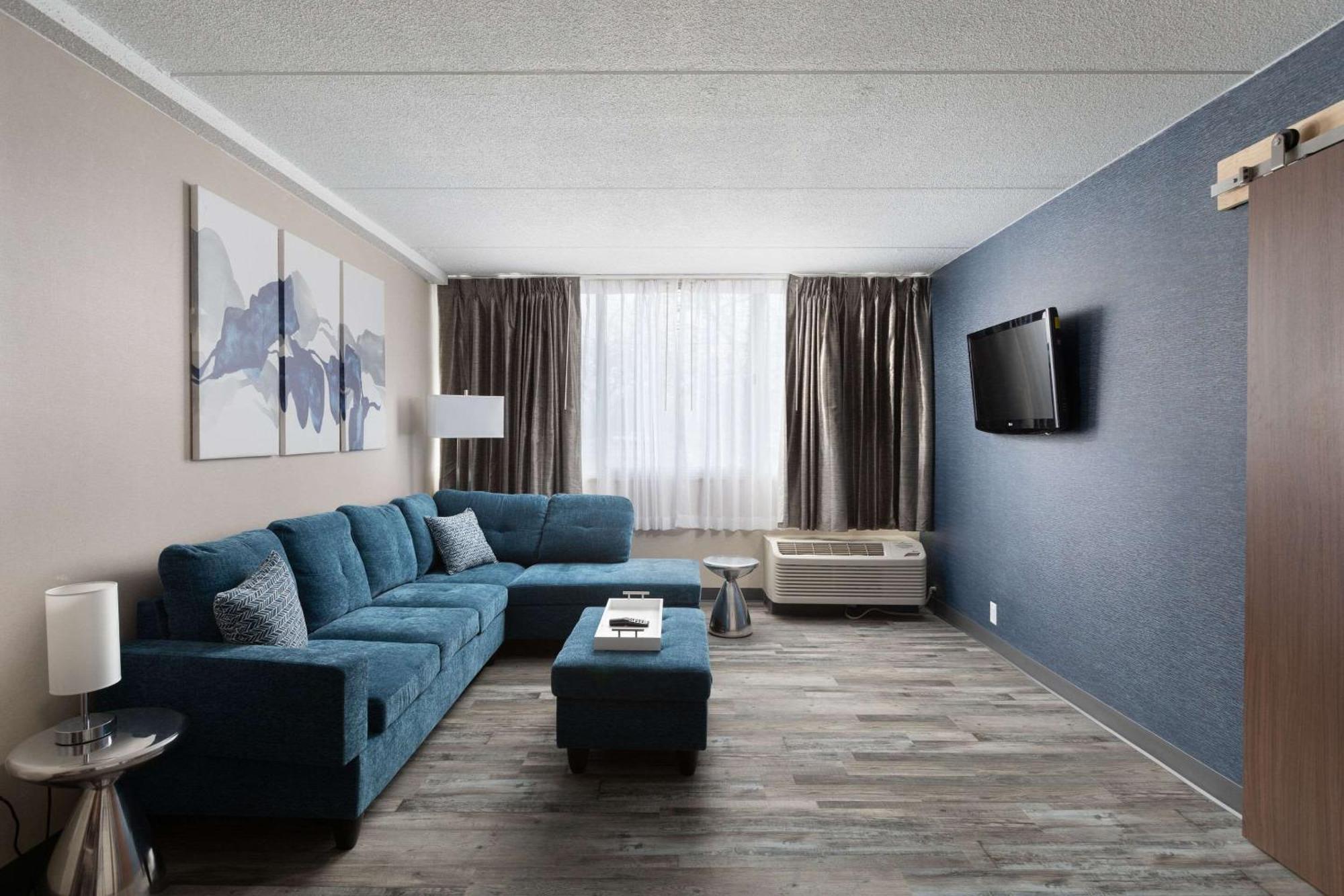Clarion Hotel & Convention Center Джолиет Екстериор снимка