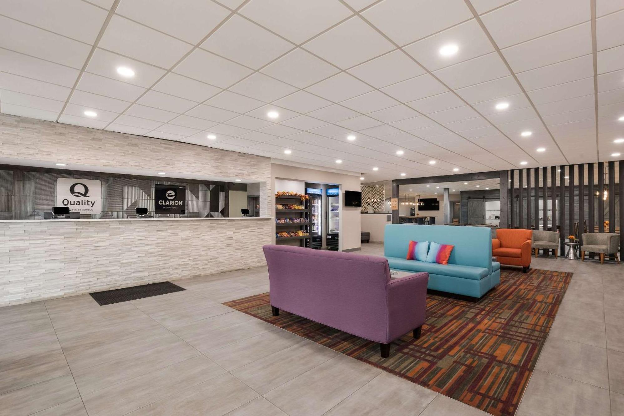Clarion Hotel & Convention Center Джолиет Екстериор снимка