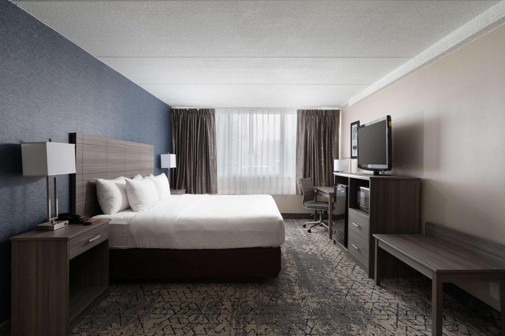 Clarion Hotel & Convention Center Джолиет Екстериор снимка