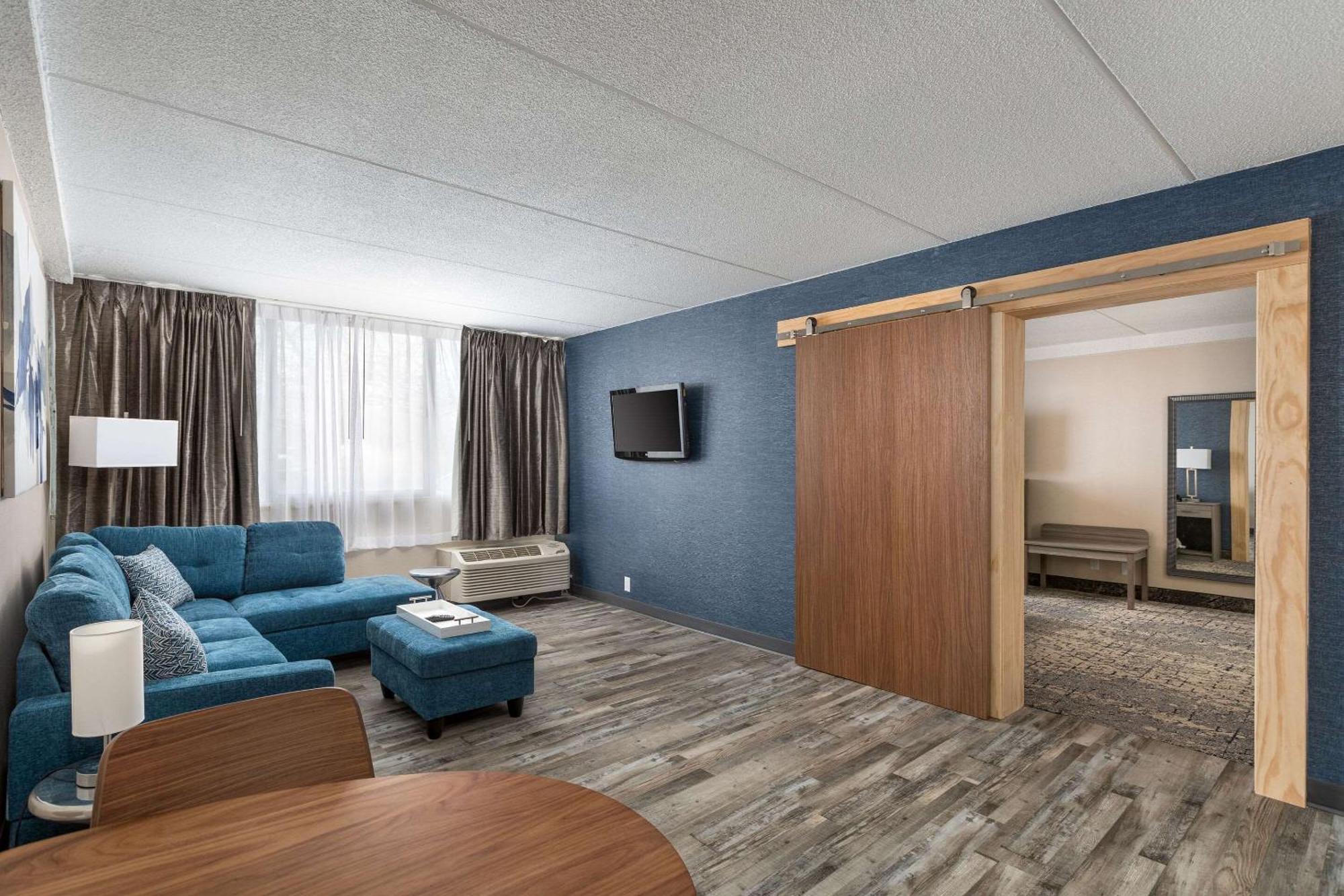 Clarion Hotel & Convention Center Джолиет Екстериор снимка