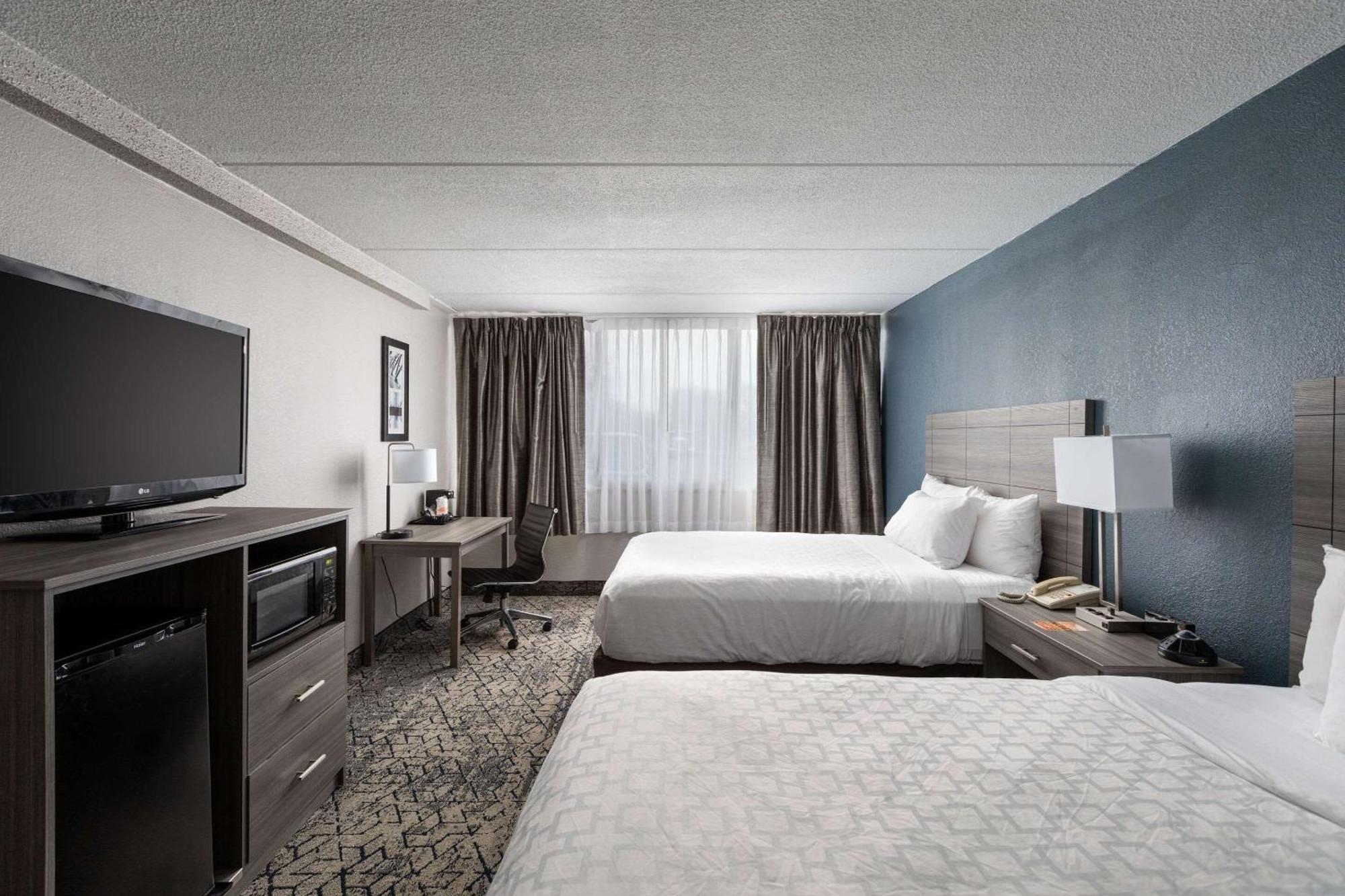 Clarion Hotel & Convention Center Джолиет Екстериор снимка